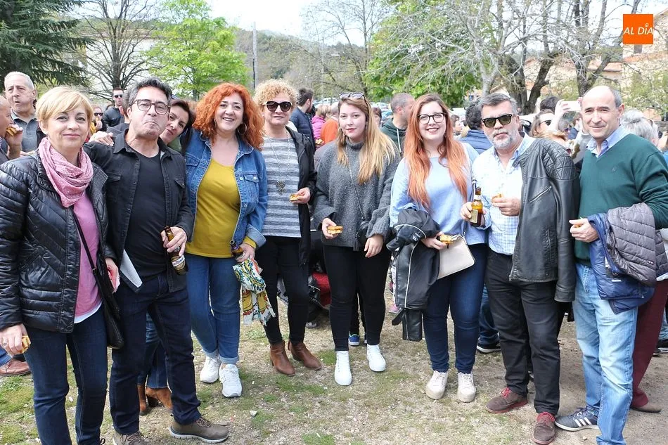 Foto 7 - Numeroso p&uacute;blico presencia el izado del pend&oacute;n de los Quintos