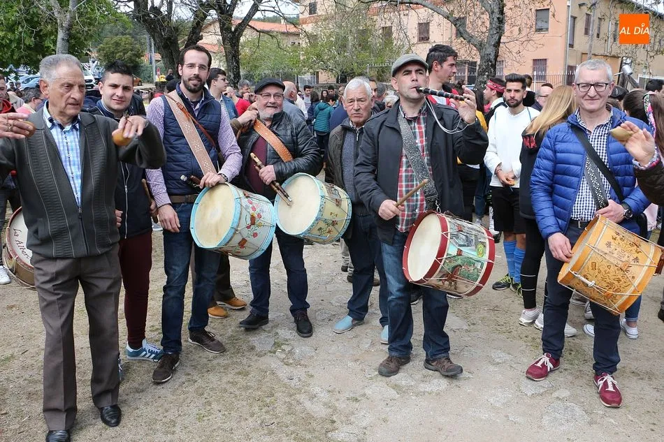 Foto 6 - Numeroso p&uacute;blico presencia el izado del pend&oacute;n de los Quintos