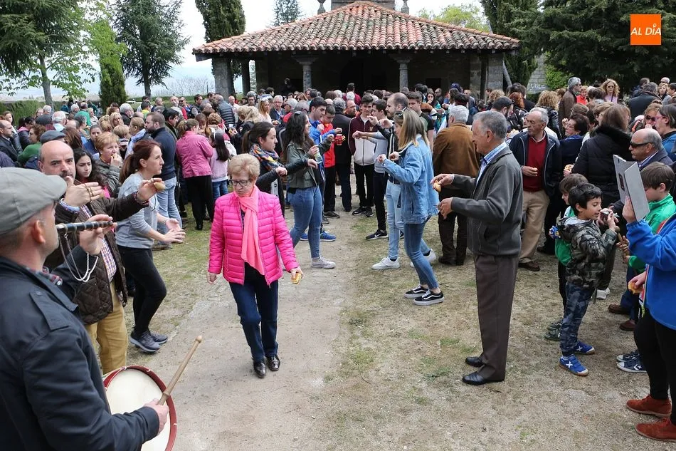 Foto 5 - Numeroso p&uacute;blico presencia el izado del pend&oacute;n de los Quintos