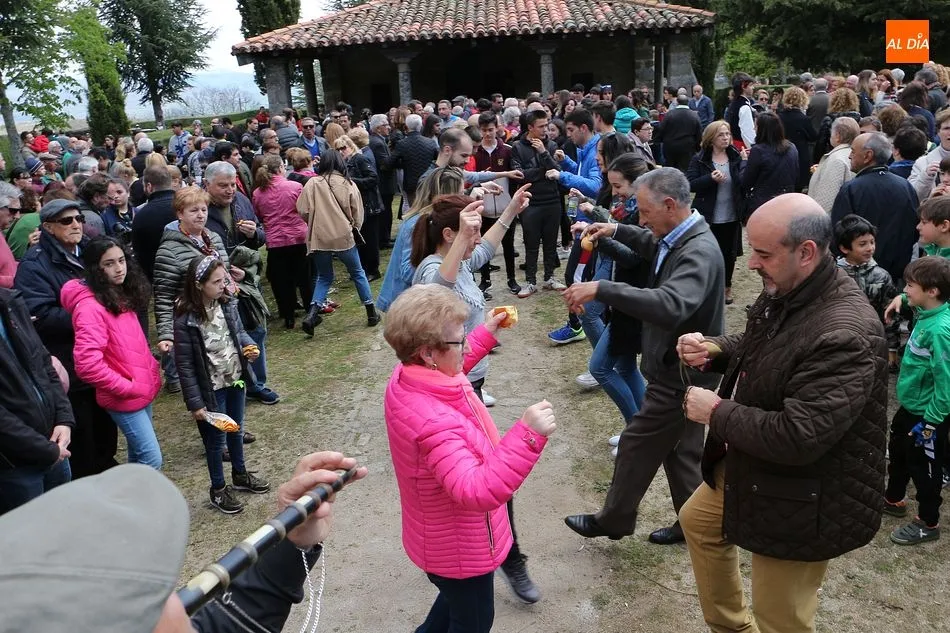 Foto 2 - Numeroso p&uacute;blico presencia el izado del pend&oacute;n de los Quintos