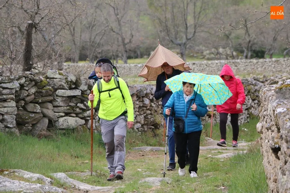 Foto 3 - Cerca de 200 senderistas desaf&iacute;an a la lluvia en la V Marcha de Senderismo de Lumbrales  