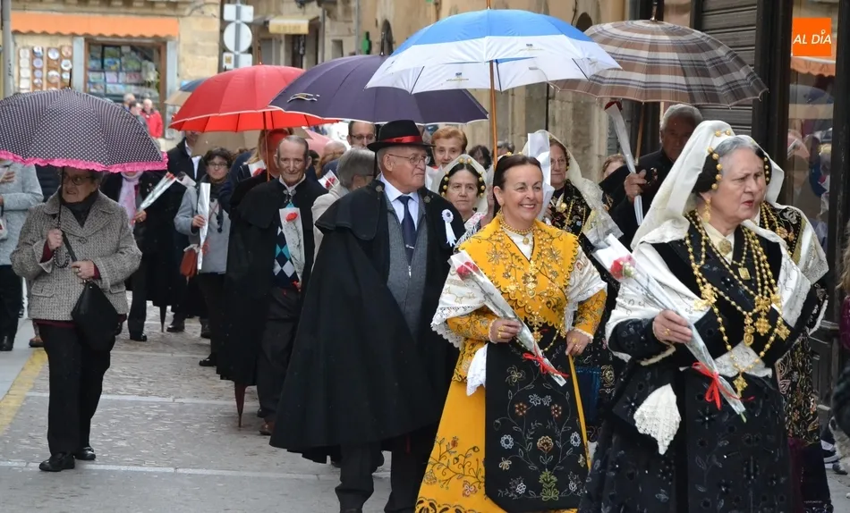La lluvia estropea la parte callejera de la fiesta anual del Botón Charro  