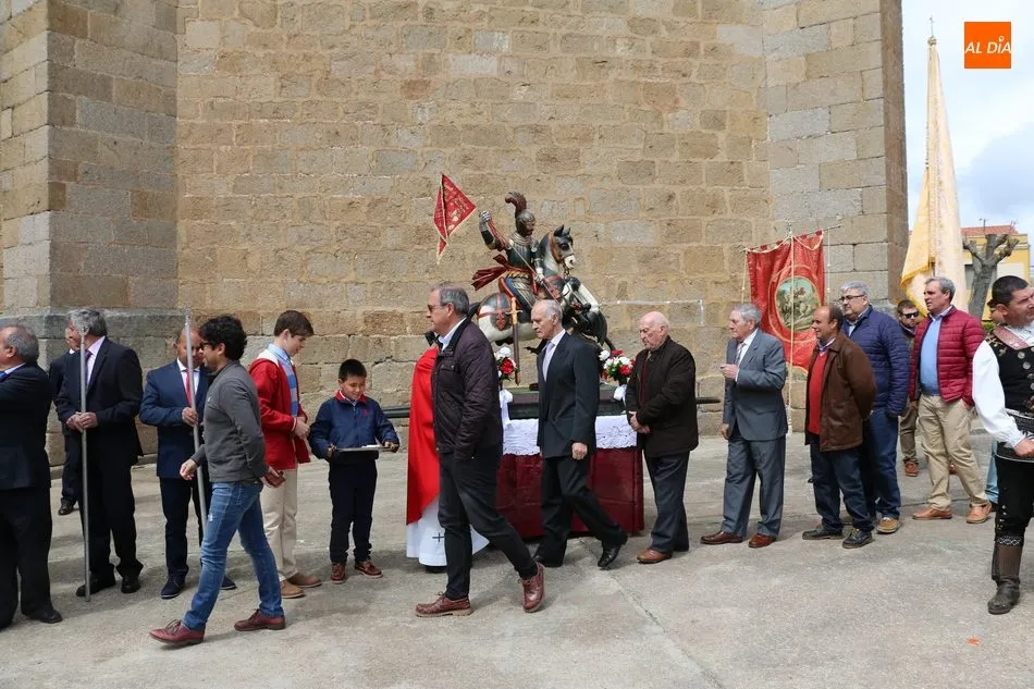 Foto 11 - San Jorge sale en procesi&oacute;n en Olmedo de Camaces bajo las tonadas del Mariquelo  