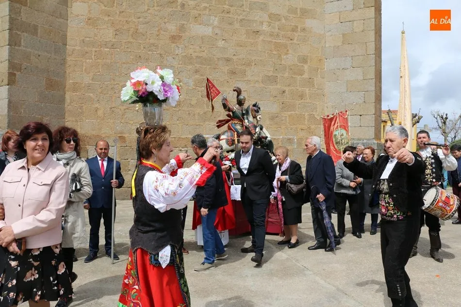 Foto 10 - San Jorge sale en procesi&oacute;n en Olmedo de Camaces bajo las tonadas del Mariquelo  