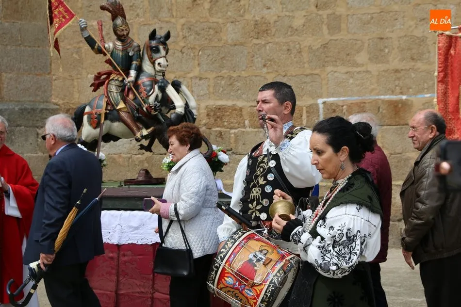 Foto 9 - San Jorge sale en procesi&oacute;n en Olmedo de Camaces bajo las tonadas del Mariquelo  