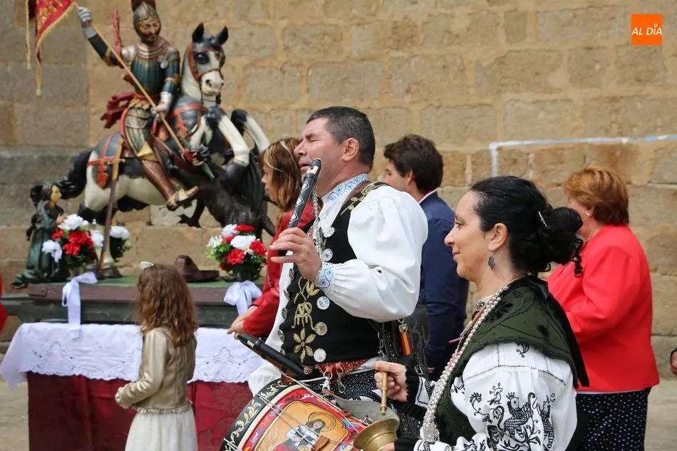 Foto 7 - San Jorge sale en procesi&oacute;n en Olmedo de Camaces bajo las tonadas del Mariquelo  