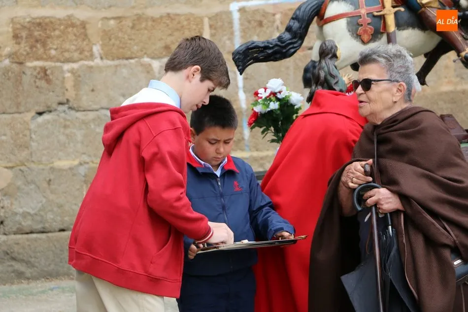 Foto 6 - San Jorge sale en procesi&oacute;n en Olmedo de Camaces bajo las tonadas del Mariquelo  