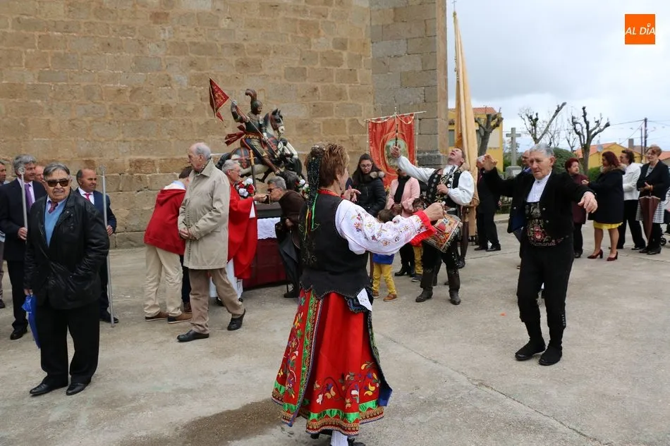 Foto 5 - San Jorge sale en procesi&oacute;n en Olmedo de Camaces bajo las tonadas del Mariquelo  