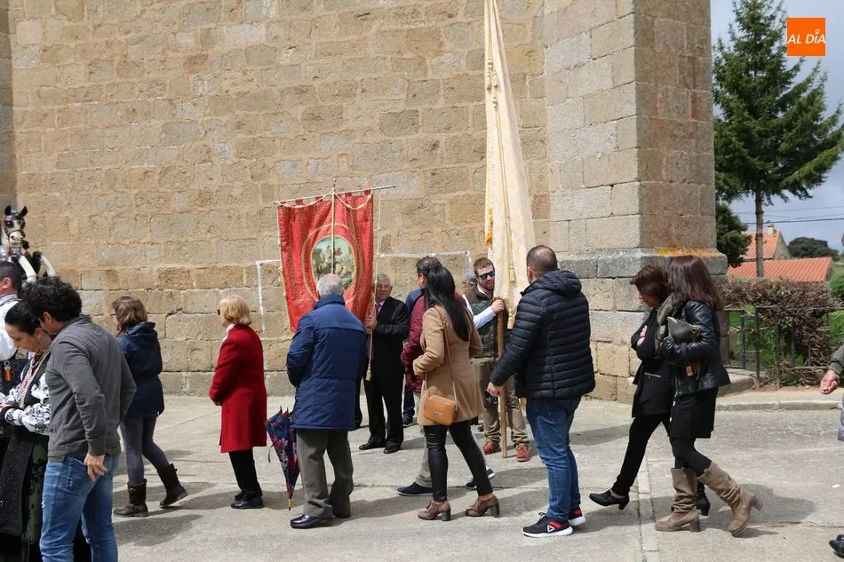 Foto 4 - San Jorge sale en procesi&oacute;n en Olmedo de Camaces bajo las tonadas del Mariquelo  