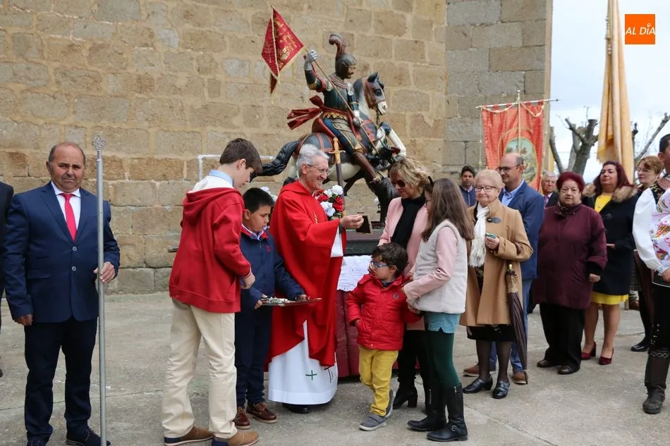 Foto 3 - San Jorge sale en procesi&oacute;n en Olmedo de Camaces bajo las tonadas del Mariquelo  