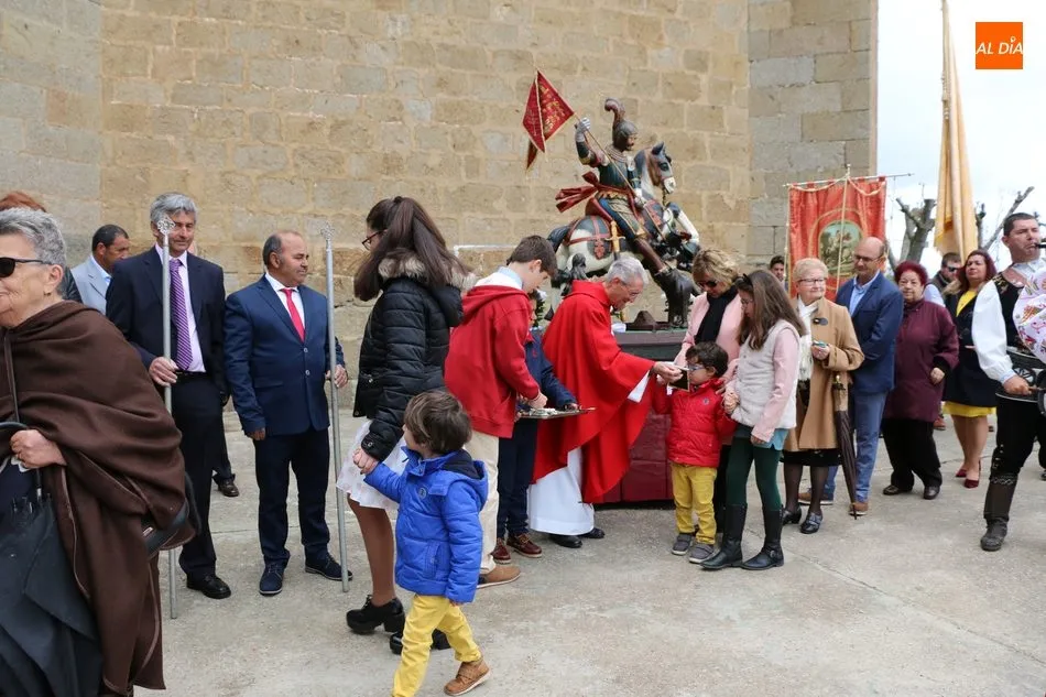 Foto 2 - San Jorge sale en procesi&oacute;n en Olmedo de Camaces bajo las tonadas del Mariquelo  