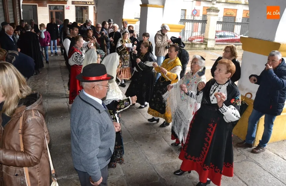Foto 7 - La lluvia estropea la parte callejera de la fiesta anual del Bot&oacute;n Charro  