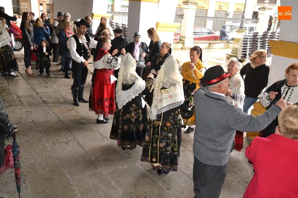 Foto 5 - La lluvia estropea la parte callejera de la fiesta anual del Bot&oacute;n Charro  