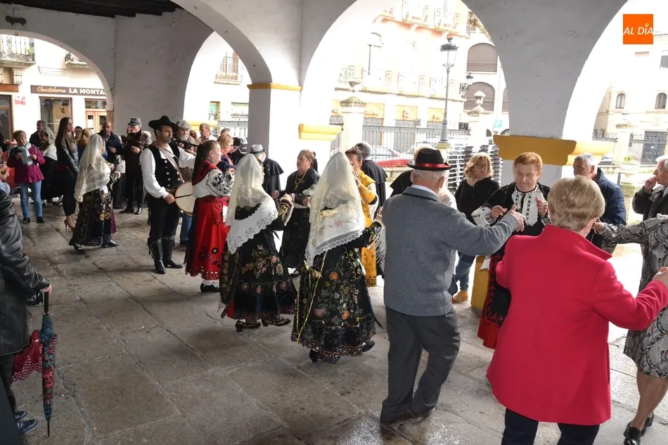 Foto 3 - La lluvia estropea la parte callejera de la fiesta anual del Bot&oacute;n Charro  