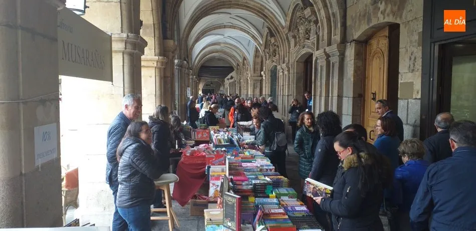 Pese a lo desapacible del día, los soportales, llenos de personas buscando libros. Fotos: Tomás Juárez
