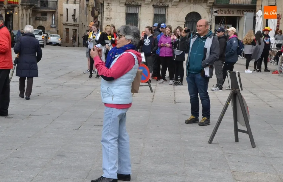 Foto 5 - Los turistas desenfundan sus m&oacute;viles para captar el desfile charro  