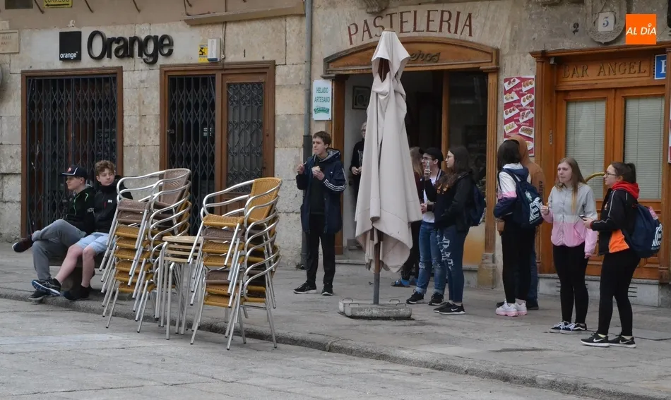 Foto 6 - Los turistas desenfundan sus m&oacute;viles para captar el desfile charro  