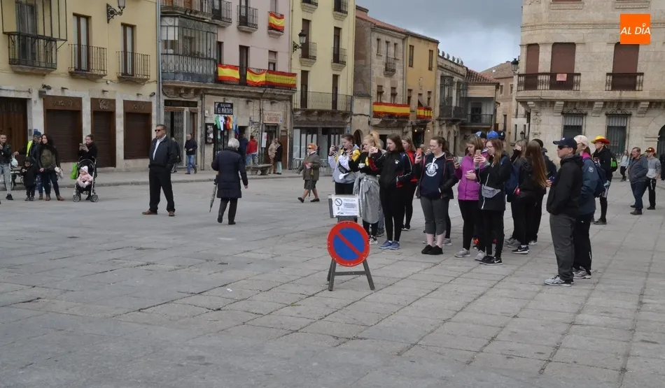Foto 4 - Los turistas desenfundan sus m&oacute;viles para captar el desfile charro  