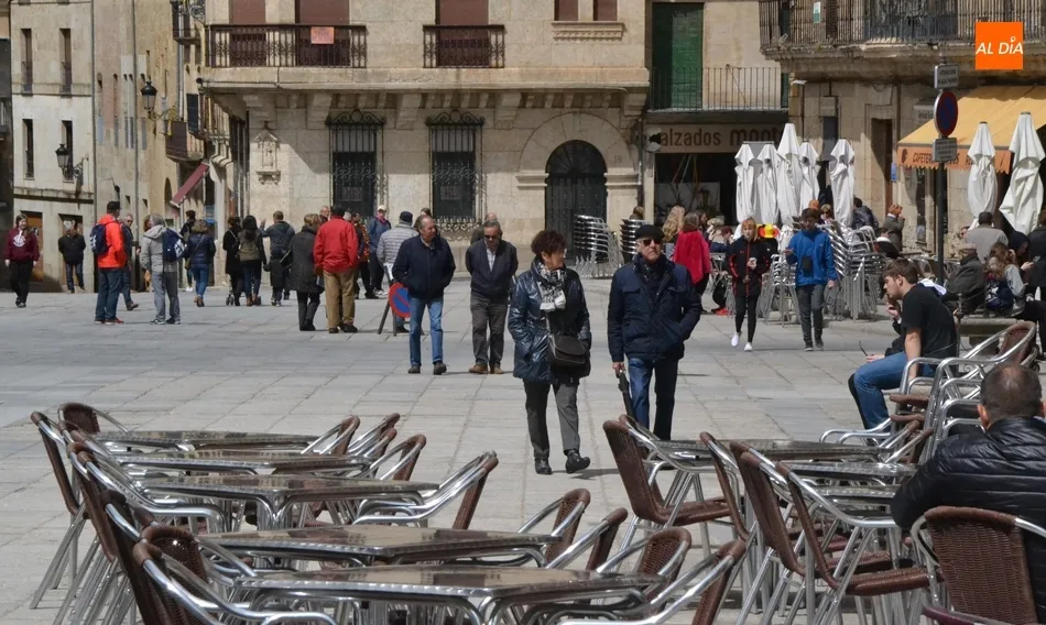 Foto 2 - Los turistas desenfundan sus m&oacute;viles para captar el desfile charro  