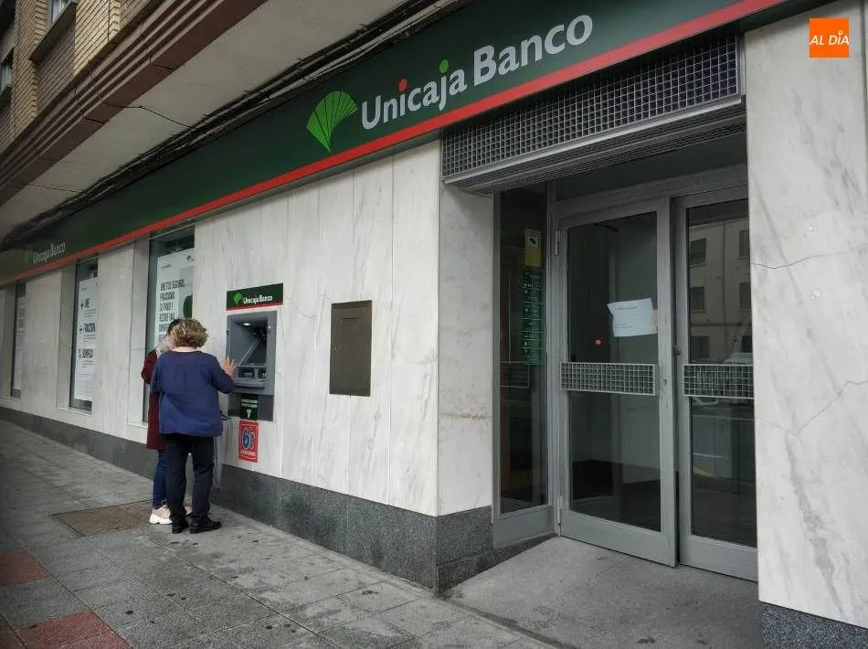 Foto 2 - Susto en la avenida de Villamayor por el asalto de dos encapuchados en la sucursal de Unicaja