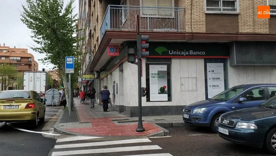 Oficina de Unicaja Banco en la avenida de Villamayor. Foto de Lydia González