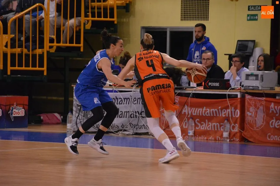 Silvia Domínguez frena un ataque taronja