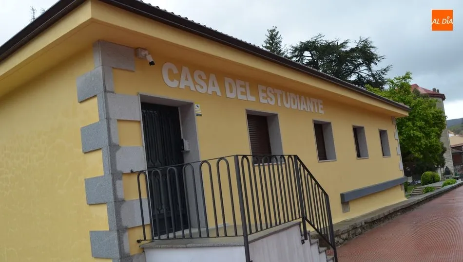 Casa del Estudiante, junto al parque municipal de La Corredera