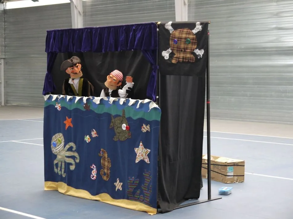 Foto 11 - Carbajosa celebra el D&iacute;a del Libro con teatro para escolares y microteatro en familia