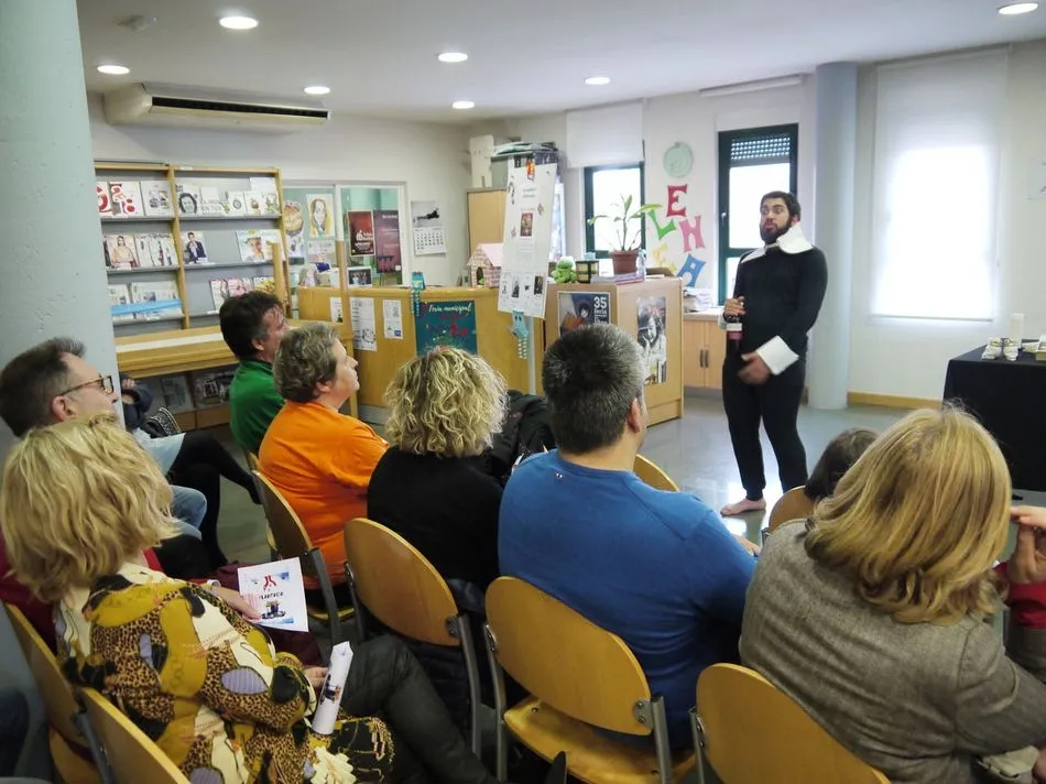 Foto 8 - Carbajosa celebra el D&iacute;a del Libro con teatro para escolares y microteatro en familia