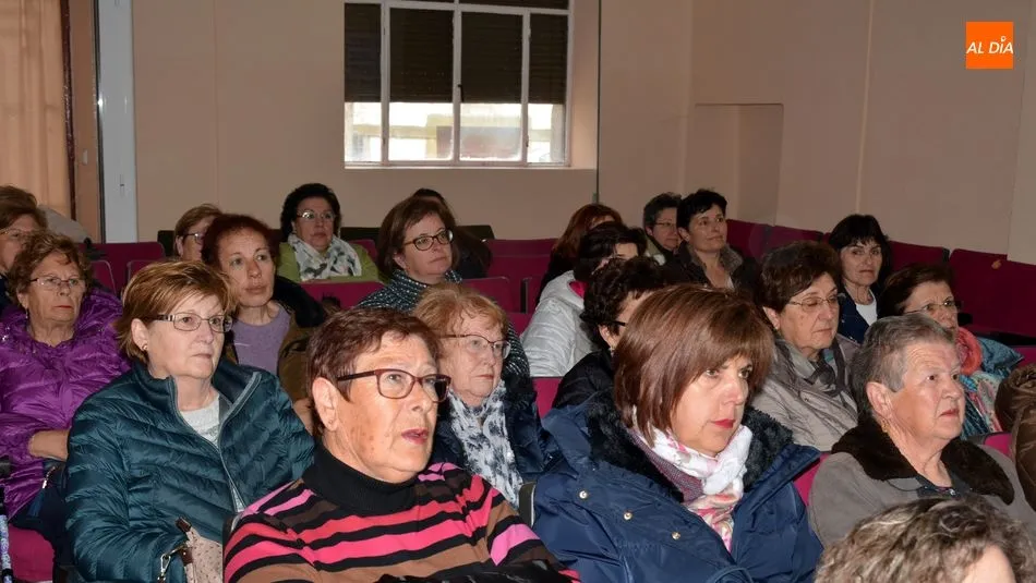 Foto 6 - La Asociaci&oacute;n de Mujeres Villa de Lumbrales conmemora el D&iacute;a del Libro recordando al poeta Miguel ...