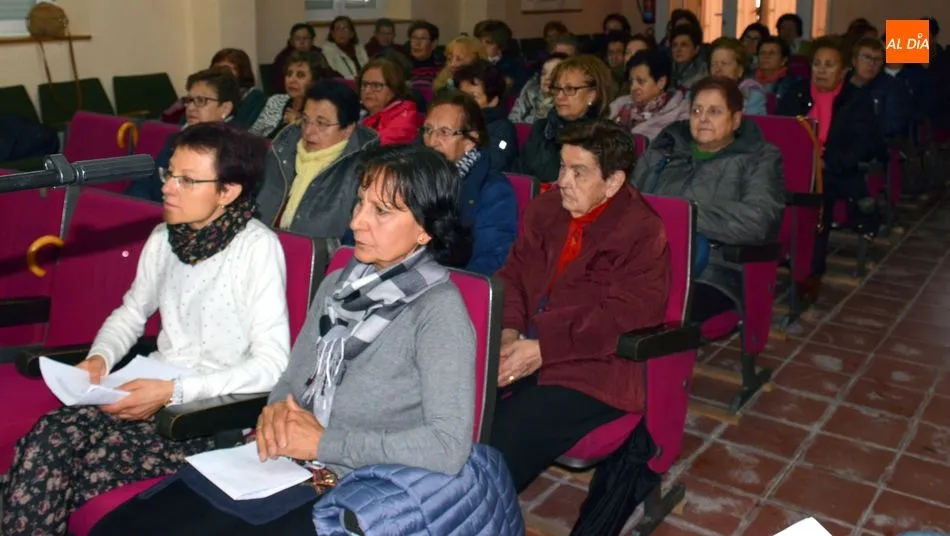 Foto 3 - La Asociaci&oacute;n de Mujeres Villa de Lumbrales conmemora el D&iacute;a del Libro recordando al poeta Miguel ...