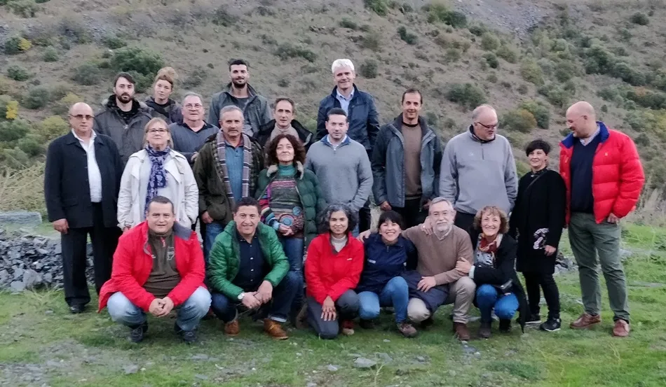 A la izquierda, uno de los alcaldes que lo deja, Luis Miguel Baz en Villar de la Yegua