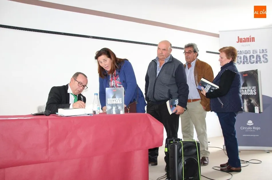 Foto 2 - Juan&iacute;n presenta &lsquo;Navegando en las cloacas&rsquo; en Galinduste