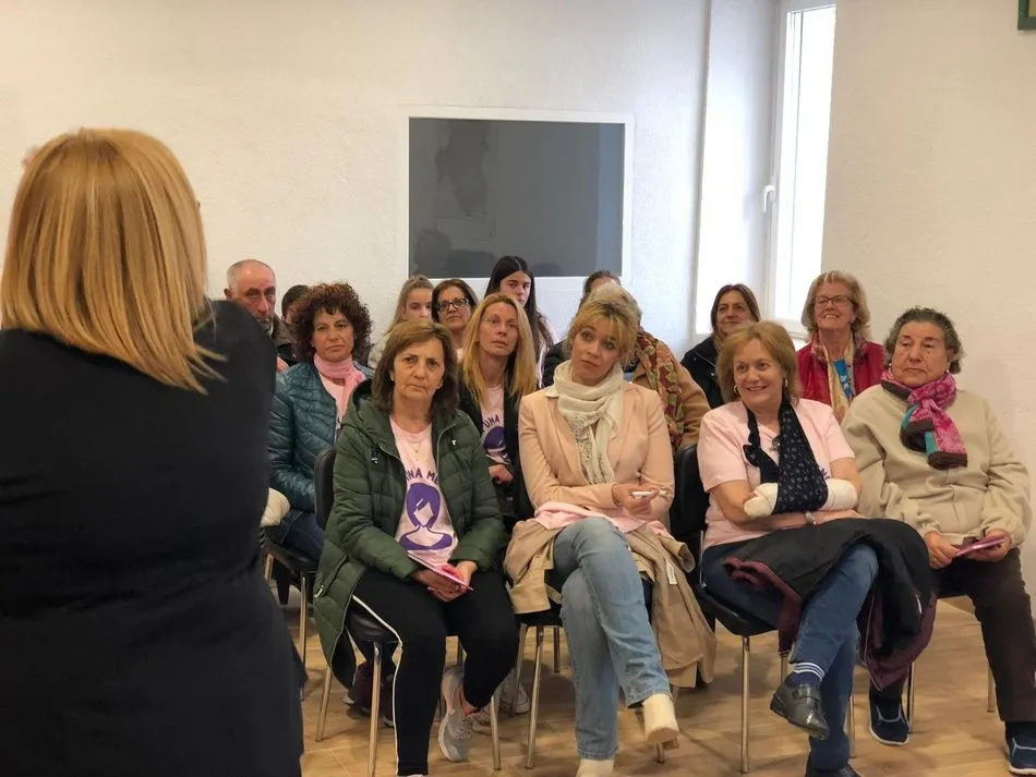 Los vecinos de Galinduste participaron en la charla de forma muy activa