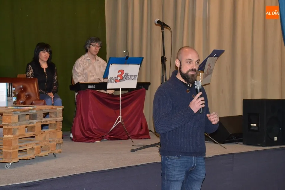 Foto 7 - V&iacute;ctor Esteban presenta su nuevo libro con la compa&ntilde;&iacute;a musical de En3Jazz  