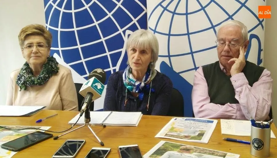 Mercedes Marcos Robles, presidenta de Manos Unidas Salamanca, en el centro, en la presentación de esta propuesta solidaria y cultural