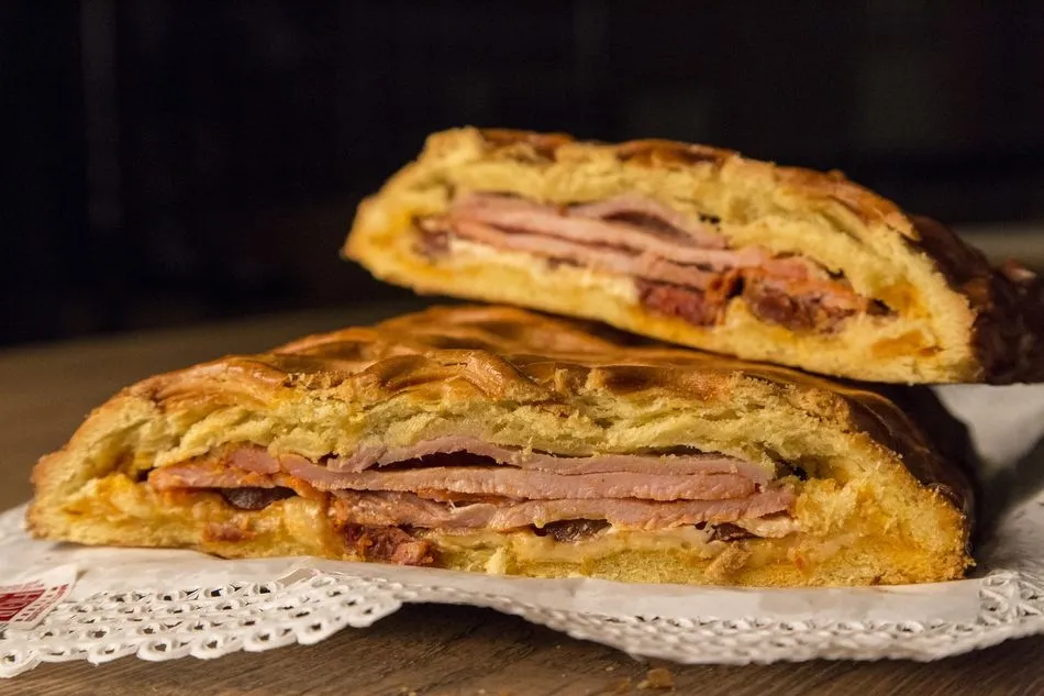 Sólo los obradores que están sometidos a estos controles de calidad pueden comercializar los hornazos con la contraetiqueta de control