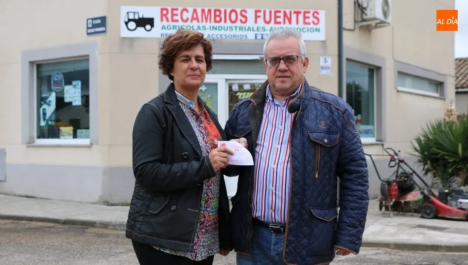 Mónica Hernández entregaba a José Vicente Ramos el cheque de 200 euros / CORRAL
