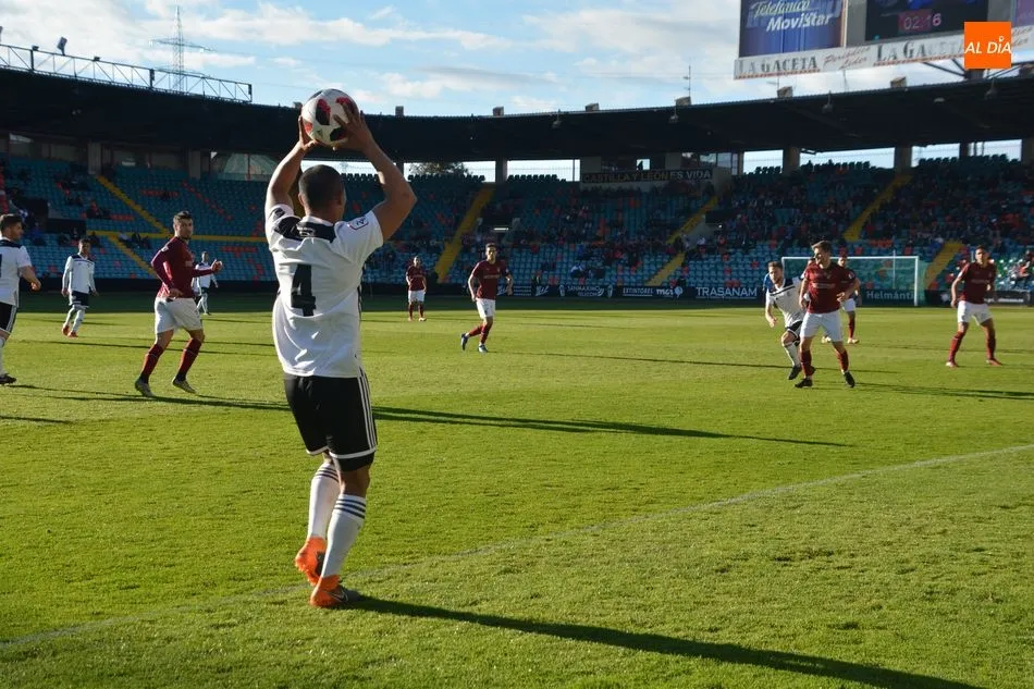 Tyson realiza un saque de banda