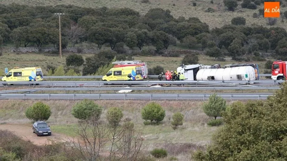 Foto 6 - El vuelco de un cami&oacute;n provoca el desv&iacute;o del tr&aacute;fico de la A-66 por Guijuelo
