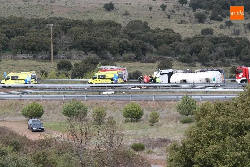 Foto 3 - El vuelco de un cami&oacute;n provoca el desv&iacute;o del tr&aacute;fico de la A-66 por Guijuelo
