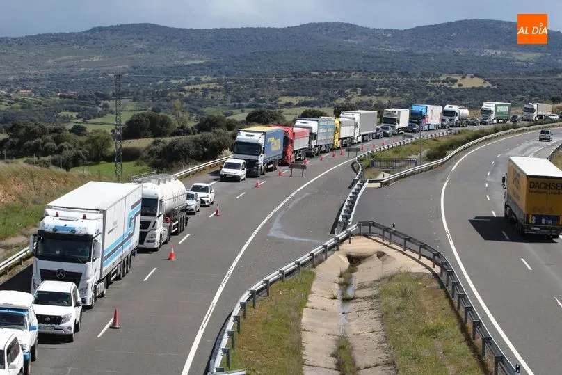 Foto 5 - El vuelco de un cami&oacute;n provoca el desv&iacute;o del tr&aacute;fico de la A-66 por Guijuelo
