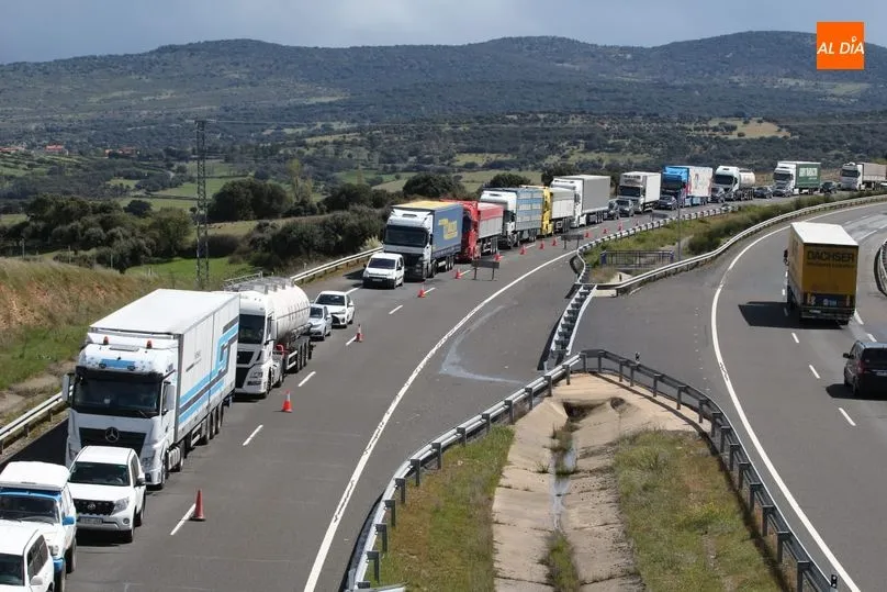 Foto 4 - El vuelco de un cami&oacute;n provoca el desv&iacute;o del tr&aacute;fico de la A-66 por Guijuelo