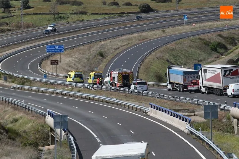 Foto 2 - El vuelco de un cami&oacute;n provoca el desv&iacute;o del tr&aacute;fico de la A-66 por Guijuelo
