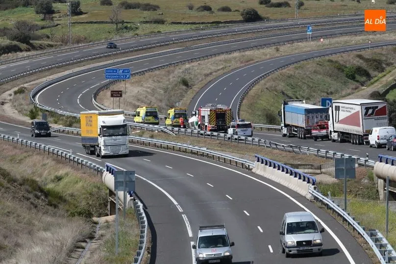 Foto 7 - El vuelco de un cami&oacute;n provoca el desv&iacute;o del tr&aacute;fico de la A-66 por Guijuelo