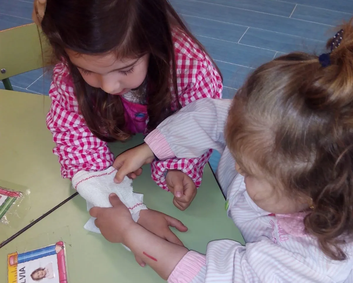 Foto 10 - Cruz Roja imparte en el CEIP Manuel Moreno Blanco un curso de primeros auxilios  