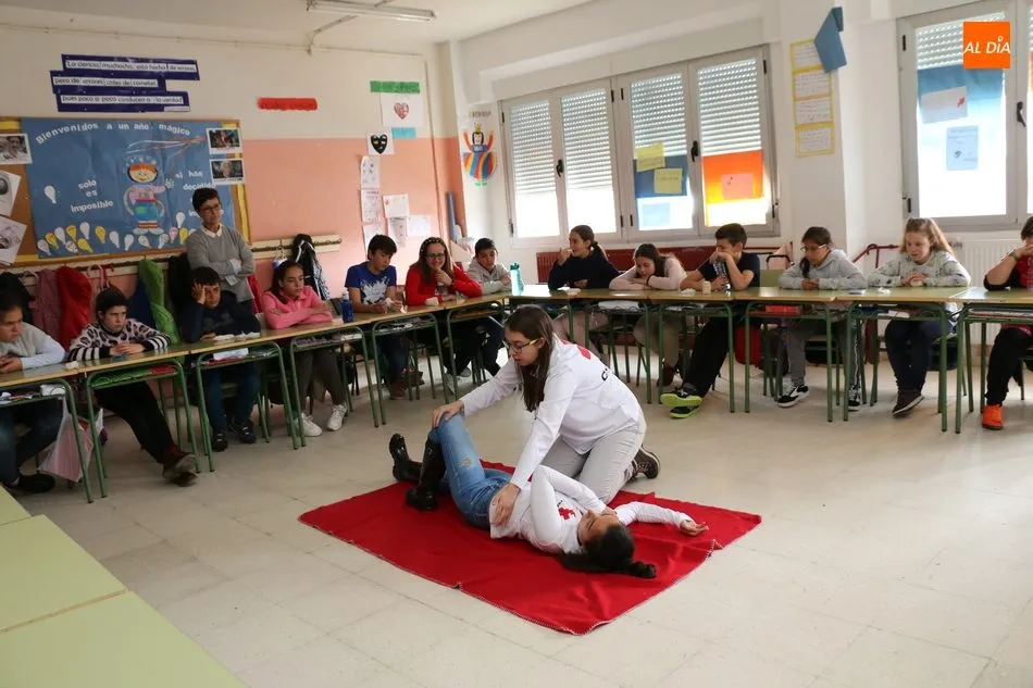 Foto 9 - Cruz Roja imparte en el CEIP Manuel Moreno Blanco un curso de primeros auxilios  