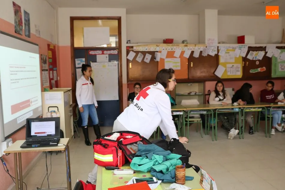 Foto 8 - Cruz Roja imparte en el CEIP Manuel Moreno Blanco un curso de primeros auxilios  