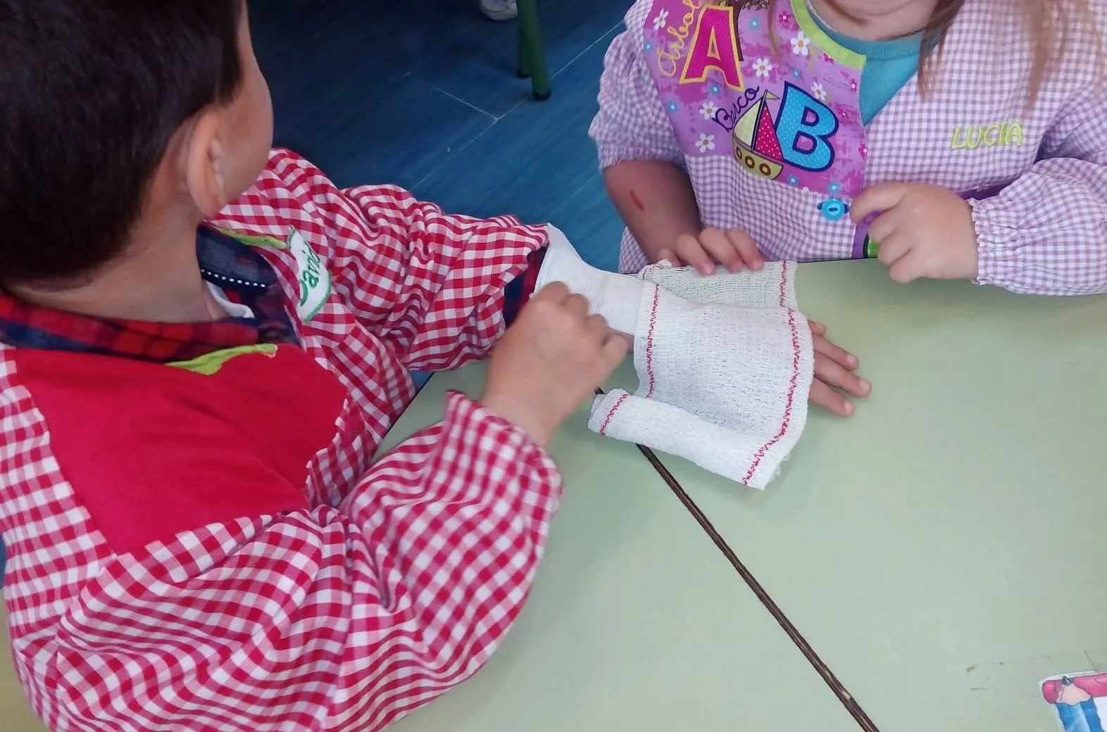 Foto 7 - Cruz Roja imparte en el CEIP Manuel Moreno Blanco un curso de primeros auxilios  
