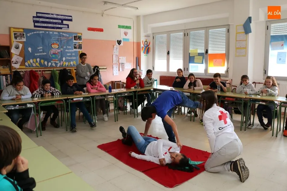 Foto 6 - Cruz Roja imparte en el CEIP Manuel Moreno Blanco un curso de primeros auxilios  
